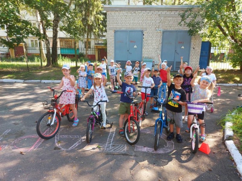 В Карачеве автоинспекторы провели для дошкольников мастер-класс «Безопасное колесо»